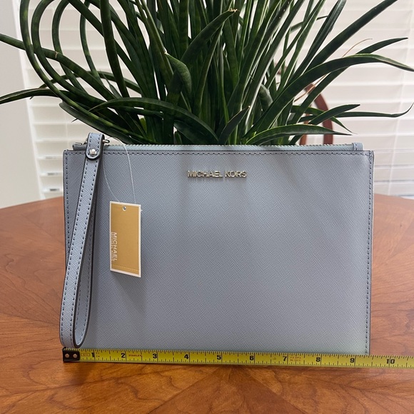 - Micheal Kors wristlet - Picture 4 of 6